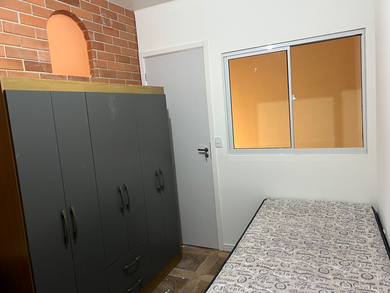 Quarto SAN-04-01 — Santa Mônica, Florianópolis, foto 1 de 2