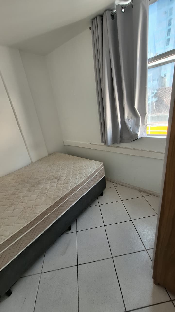 Quarto CEN-04-04 — Centro, Florianópolis, foto 2 de 3