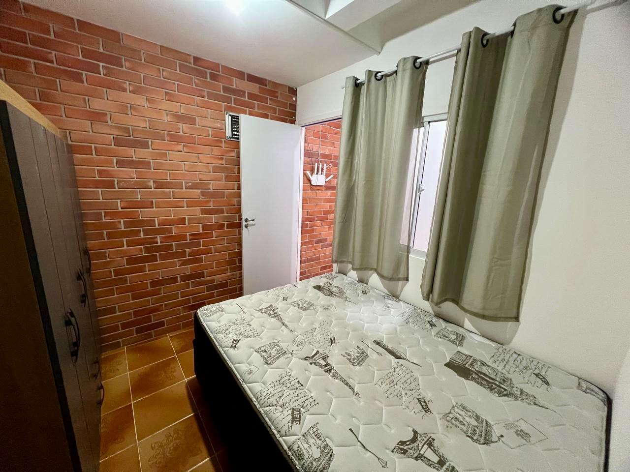 Quarto SAN-04-03 — Santa Mônica, Florianópolis, foto 1 de 2