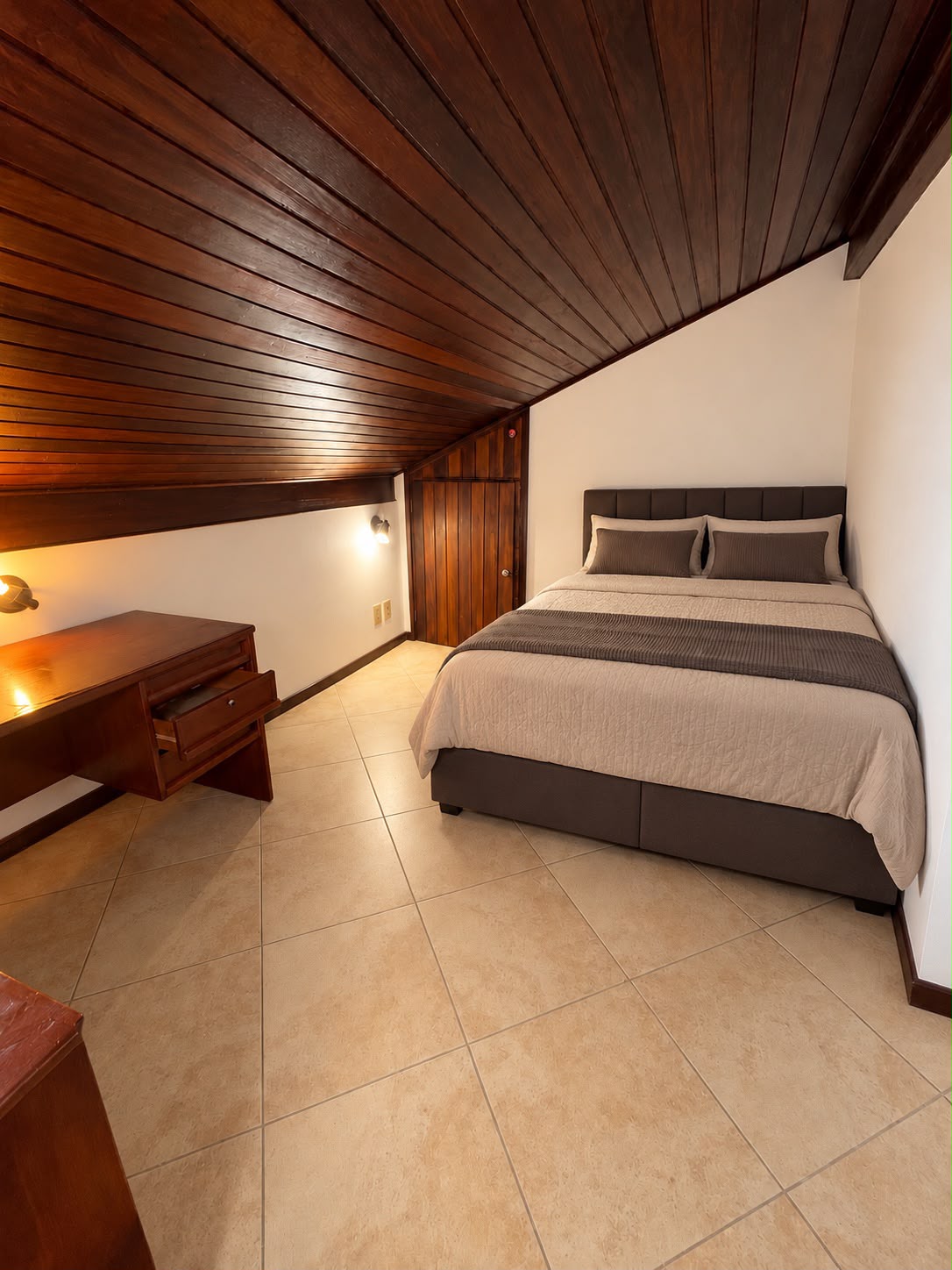 Quarto individual mobiliado no Pantanal, Florianópolis, foto 1 de 3