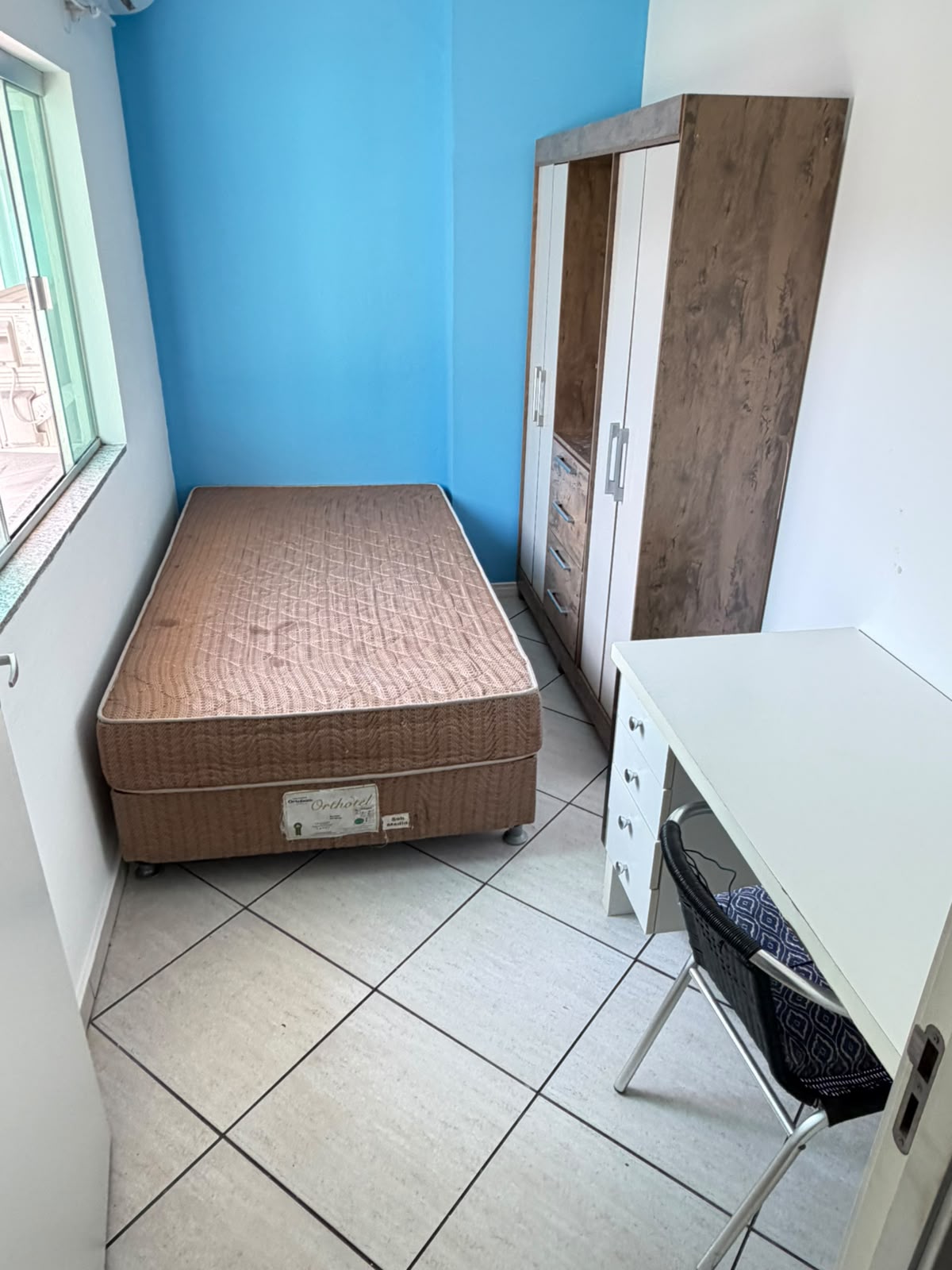 Quarto CEN-02-01 — Centro, Florianópolis, foto 1 de 2